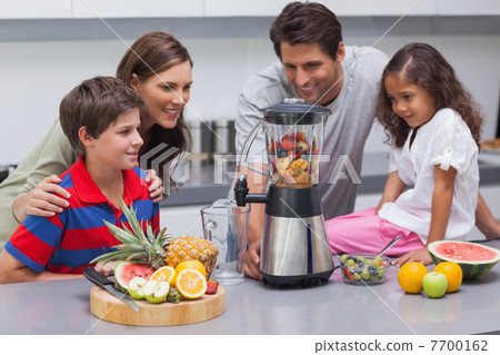 Smiling family using a blender 7700162