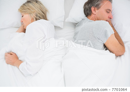 Couple sleeping back to back Couple sleeping back to back 7701064