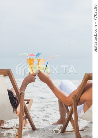 Couple clinking glasses of cocktail 7702180