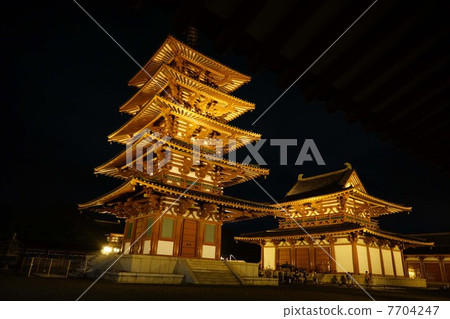 Shitenno-ji寺燈亮起 Shitenno-ji寺燈亮起 7704247