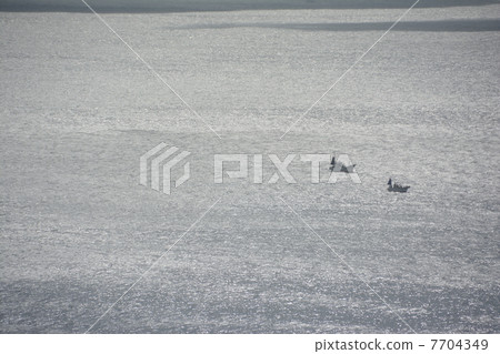 一艘漁船的遙遠的看法 7704349