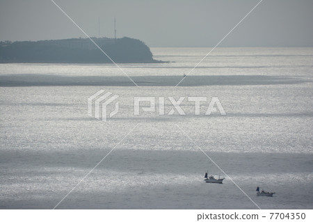 一艘漁船的遙遠的看法 7704350