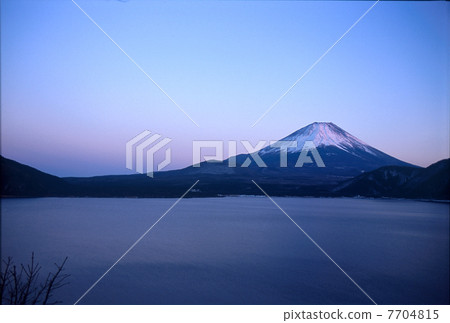 富士山在晚上 7704815