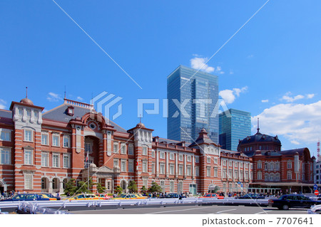 東京站丸之內車站大樓和藍天 東京站丸之內車站大樓和藍天 7707641