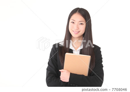 一個年輕的女人帶著微笑 一個年輕的女人帶著微笑 7708046
