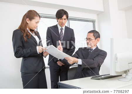 Two people who are attentive to their boss 7708297
