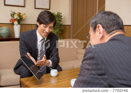 A businessman who talks to the president 7708346
