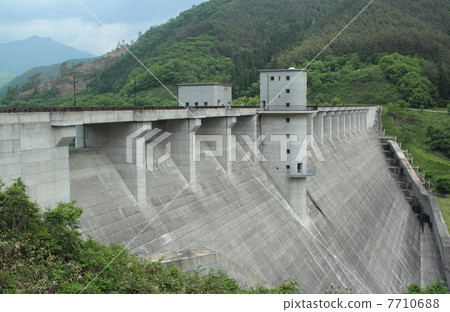 Early summer's early summer dam Early summer's early summer dam 7710688