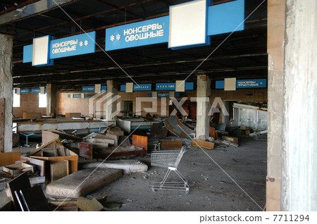 abandoned supermarket 7711294