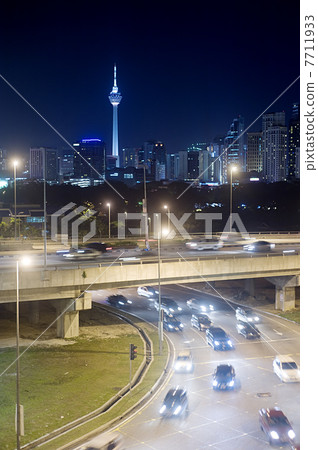 Night traffic 7711933