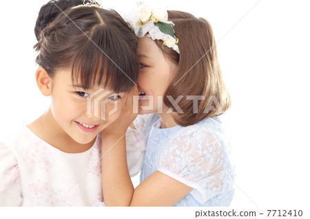 兩個女孩為生日打扮 7712410