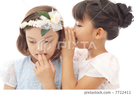 兩個女孩為生日打扮 7712411