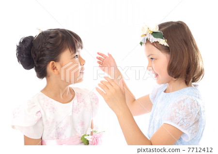 兩個女孩為生日打扮 7712412