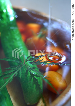 Vegetables to be cooled with running water 7726802