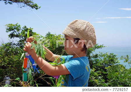 竹子裝飾和兒童在Tanabata 7729257