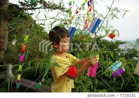 竹子裝飾和兒童在Tanabata 7729281