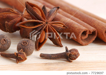 Cinnamon and anise 7729697