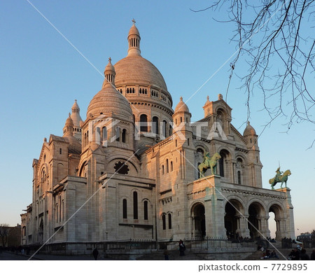 The Sacre Coeur of the setting sun 7729895