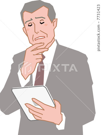 一名50歲的上班族使用平板電腦 7731423