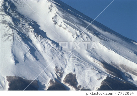 Close-up of Mt. Fuji in winter 7732094