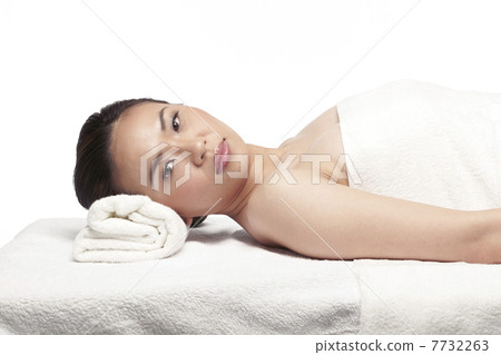 Relaxed woman ready for a massage 7732263