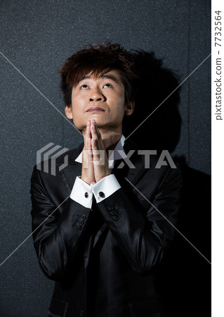 fashionable Asian man wearing stylish suit 7732564