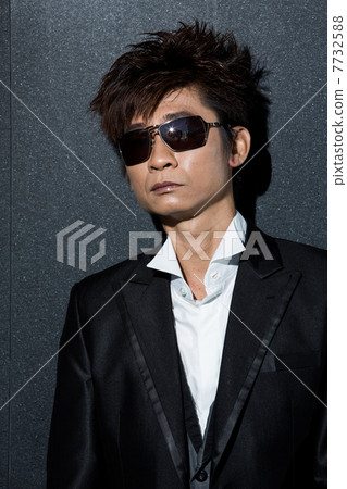 fashionable Asian man wearing stylish suit 7732588