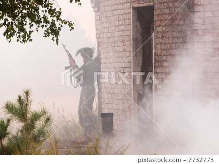 Soldiers training 7732773