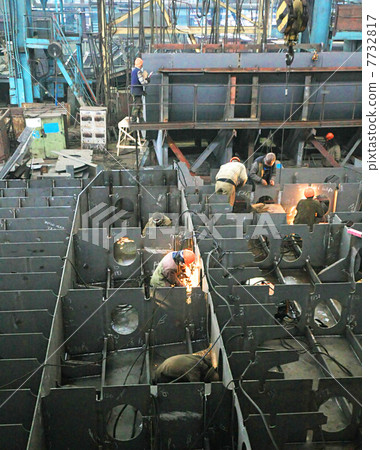 Welders at work 7732817