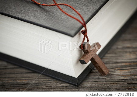Cross and Bible 7732918