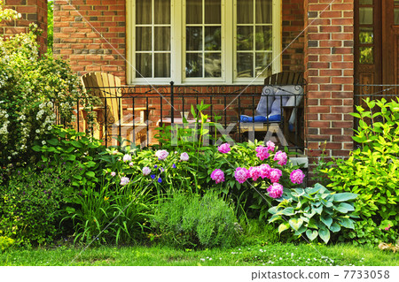Garden in front of house Garden in front of house 7733058
