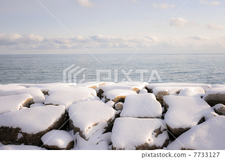 Winter shore of lake Ontario Winter shore of lake Ontario 7733127