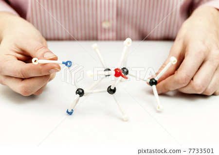 Student assembling molecule models 7733501