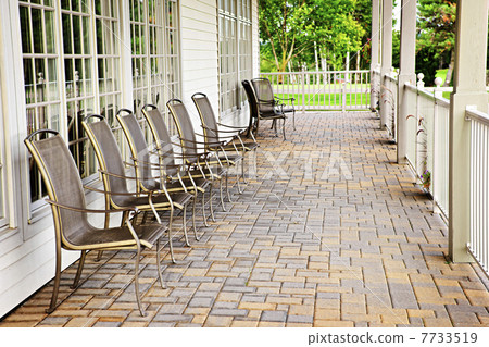 Chairs on patio 7733519