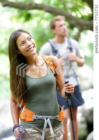 Couple hiking in forest during travel Maui, Hawaii 7733732