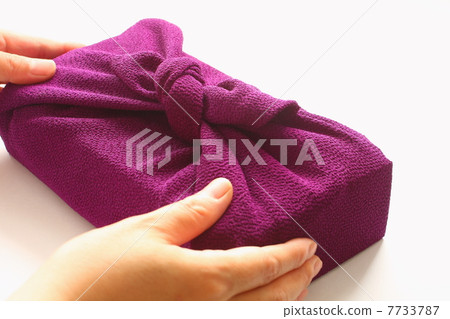 Give a wrapping cloth wrapping 7733787