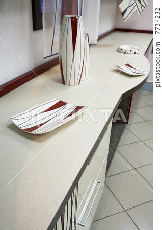 plates and an ashtray 7734232