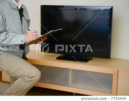 Contractor and television 7734449