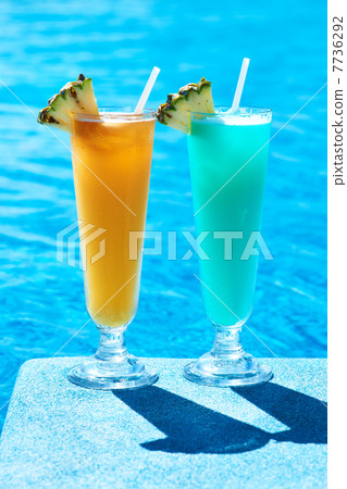 Cocktails near swimming pool Cocktails near swimming pool 7736292