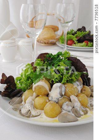 Potatoes with mushrooms and cream sauce Potatoes with mushrooms and cream sauce 7736518