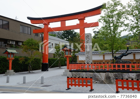 伏見Inari Taisha神社的Torii和接近的道路 7736840