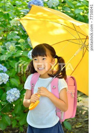 有傘的小學女生（雨季） 7738041