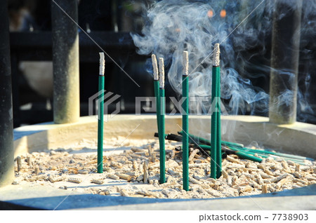 Smoke swaying in the wind Smoke swaying in the wind 7738903