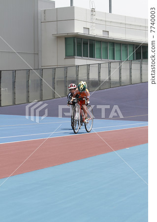 男孩在公路賽車上運行 男孩在公路賽車上運行 7740003