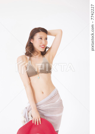 有帽子的泳裝婦女 7742227