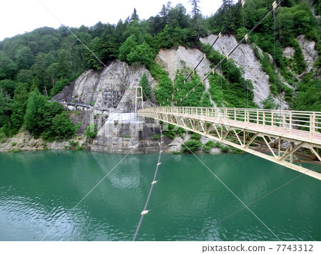 Kanpaya Bridge on Lake Kurobe (Tateyama Town, Toyama Prefecture) 7743312
