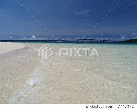 Miyakojima,Maehama到下一個橋樑方向方向美麗的海洋美海美麗的島嶼 Miyakojima,Maehama到下一個橋樑方向方向美麗的海洋美海美麗的島嶼 7743872