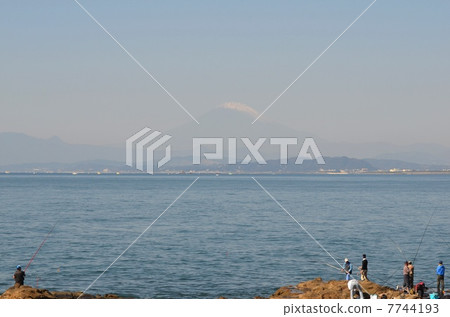 釣魚在富士山背景的人們 7744193