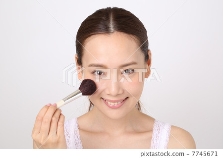 A lady to make up 7745671