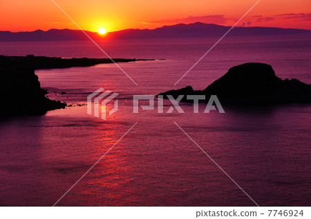 Setting sun 7746924